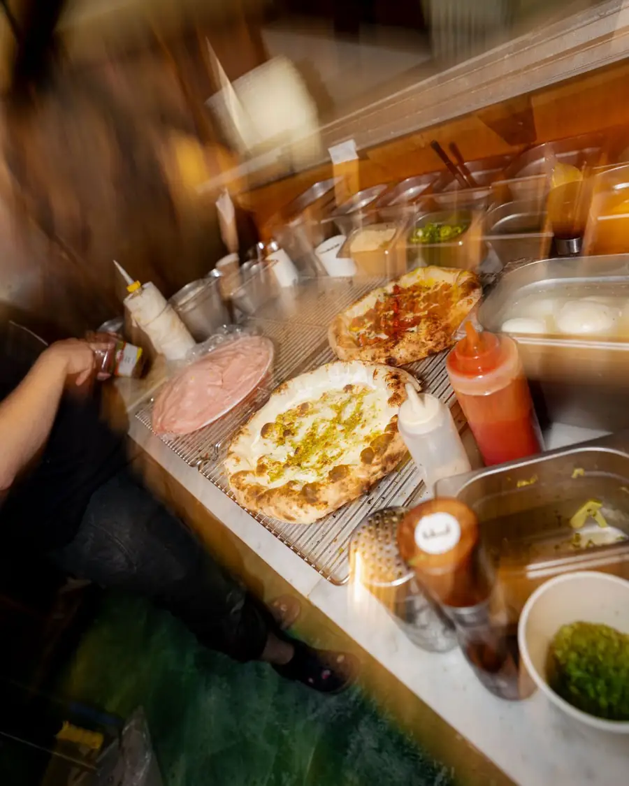 Stanowisko pizzaiolo: pizze, sosy i dodatki w biegu serwisu