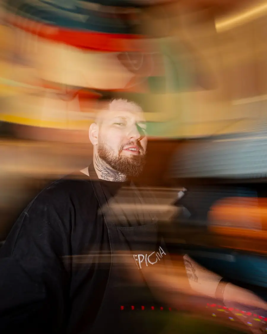 Kucharz Epickiej w biegu, rozmyte światła kuchni