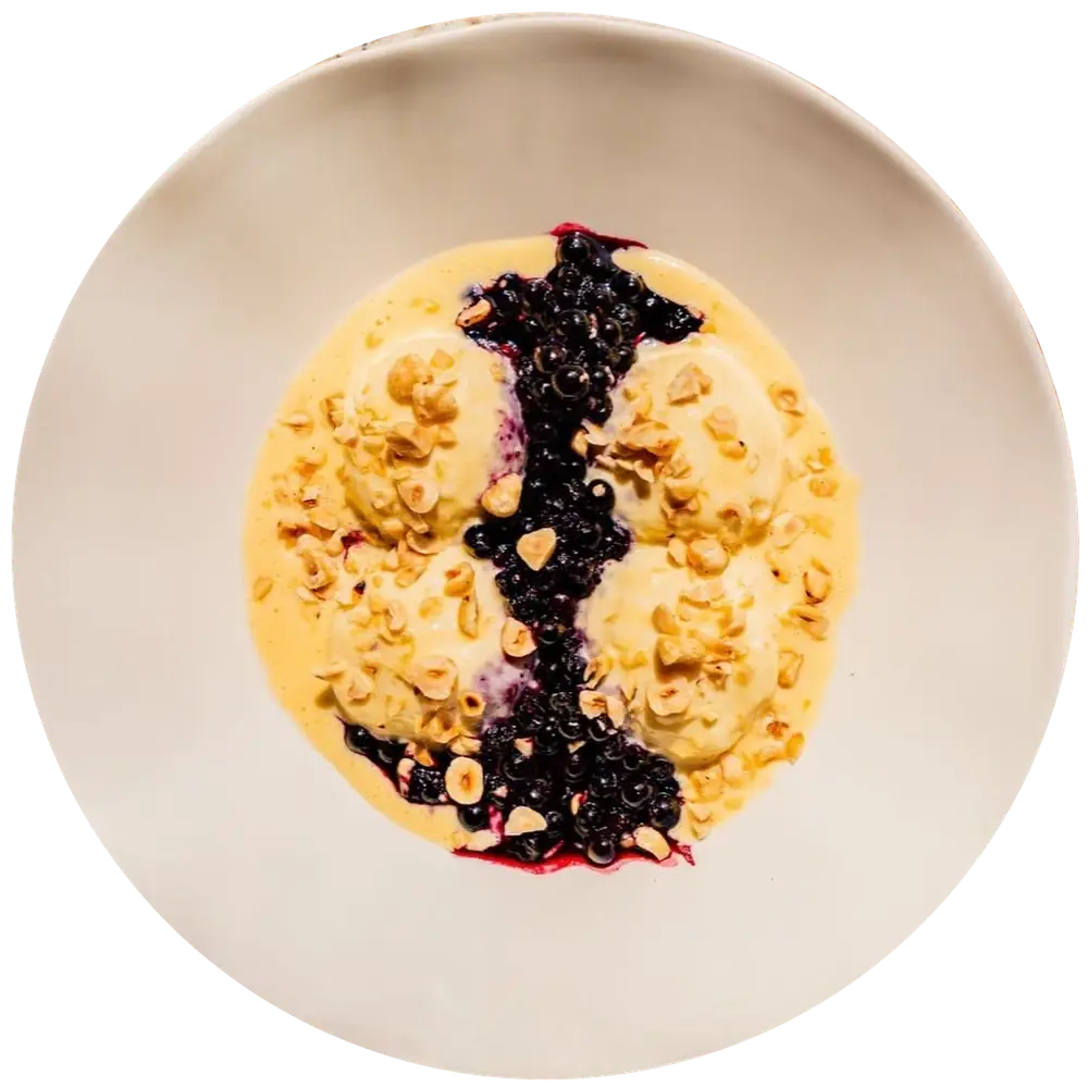 Gnudi Dolci z jagodami i orzechami laskowymi w kremie angielskim