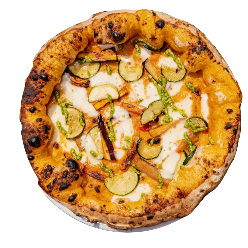 Pizza Vegetariana z cukinią i pesto na kremie z palonej papryki, widok z góry