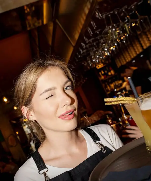 Pamela z tacą na sali